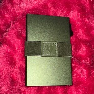 Mens minimalist wallet and card holder. Olive green with money strap.